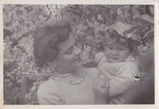 W ogrodzie, ul. Skorupska 50a, Białystok, 1953 r.