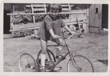 Dziewczynka na trójkołowym rowerku, ul. Skorupska 50a, Białystok, lata 50. XX w.