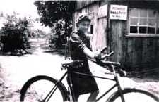 Kobieta na tle warsztatu mechaniczny, ul. Skorupska, Białystok, 1941-1944 r.