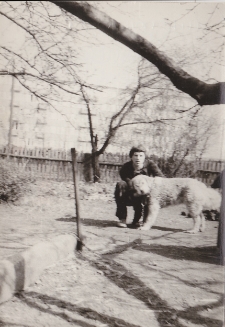 Meżczyzna z psem w ogrodzie, ul. Majowa 14, Białystok, 1973 r.