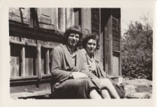 Przed domem, ul. Majowa 14, Białystok, lata 60-70. XX w.