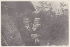 Mężczyzna z dzieckiem w ogrodzie, ul. Skorupska 50a, Białystok, 1954 r.