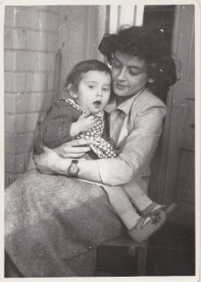 Kobieta z dzieckiem w domu, ul. Skorupskiej 50a, Białystok, 1955 r.