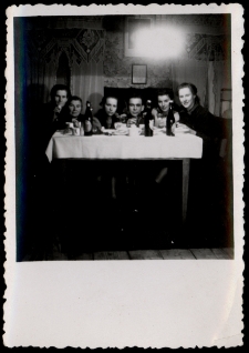 Zdjęcie rodzinne przy stole, ul. Koszykowa 19, Białystok, 1949 r.