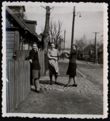 Kobiety przed posesjami nr 19 i 21, ul. Koszykowa, Białystok, 1949 r.