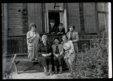 Zdjęcie rodzinne przed domem, ul. Majowa 14, Białystok, 1965 r.
