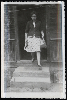 Kobieta przed domem, ul. Majowa 14, Białystok, około 1965 r.