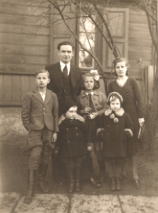 Zdjęcie rodzinne Szlisermanów zrobione na weselu, ul. Starobojarska, Białystok, 1941-44 r.