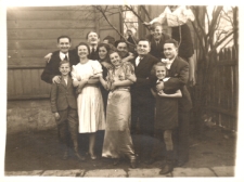 Zdjęcie rodzinne Szlisermanów zrobione na weselu, ul. Starobojarska, Białystok, 1941-44 r.