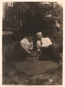 Podczas gry w warcaby w ogrodzie, ul. Piasta 91, Białystok, 1940 r.