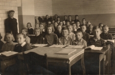 Uczniowie Powszechnej Szkoły nr 10, ul. Słonimska, Białystok, wrzesień 1945 r.