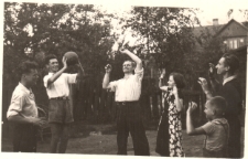 Zabawy piłką z rodziną i znajomymi, ul. Słonimska 49, Białystok, 1954 r.