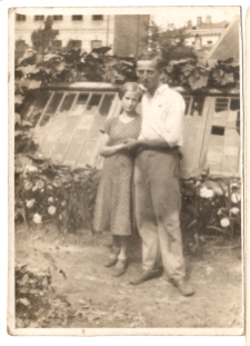 Małżeństwo na tle szklarni, ul. Modlińska, Białystok, lata 30. XX w.