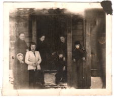 Zdjęcie rodzinne na ganku, ul. Słonimska, Białystok, około 1942 r.