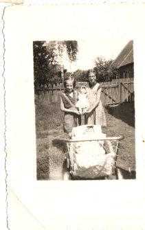 Dziewczynki z wózkiem, ul. Słonimska 49, Białystok, lata 50. XX w.