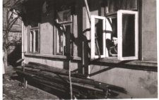 Kobieta w oknie, ul. Monopolowa 6, Białystok, 1949 r.