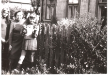 Zdjęcie rodzinne w ogrodzie, ul. Monopolowa 6, Białystok, 1972 r.