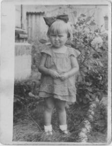 Dziecko w ogrodzie, ul. Piasta 105, Białystok, około 1935 r.