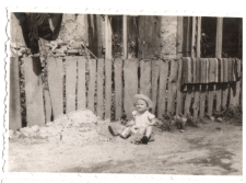 Zabawy w piachu, ul. Starobojarska 5, Białystok, przełom lat 50. i 60. XX w.