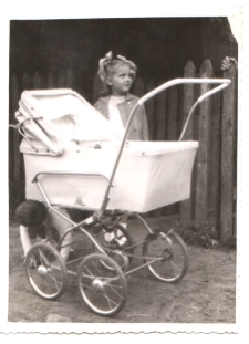 Dzieci z wózkiem, ul. Starobojarska 5, Białystok, XX w.