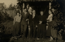 Zdjęcie rodzinne w ogrodzie, ul. Kraszewskiego 12, Białystok, 1934 r.