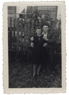 Zdjęcie rodzinne w ogrodzie, ul. Sina 6, Białystok, 1943 r.
