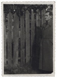 Zdjęcie mężczyzny w ogrodzie, ul. Sina 4, Białystok, lata 50. XX w.