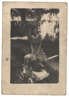 Matka z dzieckiem w ogrodzie, ul. Sina 4, Białystok, 1943 r.