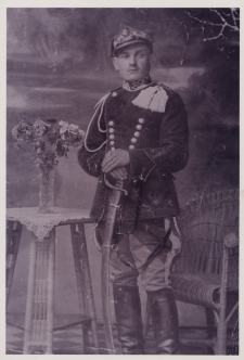 Żołnierz 10. Pułku Ułanów Litewskich w atelier, lata 20-30. XX w.