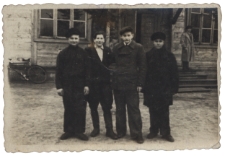 Zdjęcie chłopców przed domem, ul. Koszykowa, Białystok, lata 40. XX w.