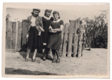 Zdjęcie kobiet w ogrodzie, ul. Piasta, Białystok, 15 sierpnia 1943 r.