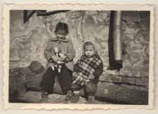 Zdjęcie dzieci przed domem, ul. Kamienna 2, Białystok, 1953 r.
