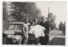 Chrzciny bliźniaczek, zdjęcie na ulicy, ul. Kamienna, Białystok, 1955 r.