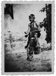 Zdjęcie chłopca na rowerze przed domem, ul. Kamienna 2, Białystok,1953 r.