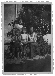 Zdjęcie rodzinne przed domem, ul. Kamienna 2, Białystok, 1953 r.
