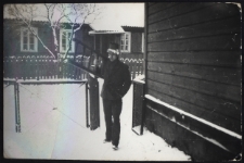 Józef Czołpiński przed domem, Nowy Rok, ul. Skorupska 25, Białystok, początek lat 70. XX w.
