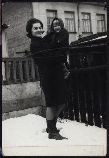 Zdjęcie matki z dzieckiem przed domem, ul. Skorupska 25, Białystok, lata 60. XX w.
