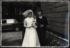 Zdjęcie pary młodej przed domem, ul. Skorupska 25, Białystok, początek lat 70. XX w.