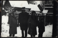 Zdjęcie rodzinne w ogrodzie, ul. Słonimska, Białystok, początek lat 70. XX w.