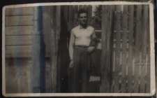 Zdjęcie mężczyzny w bramie, ul. Skorupska 25, Białystok, 1945-46 r.