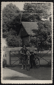 Zdjęcie rodzinne na podwórku, ul. Skorupska 48, Białystok, druga połowa lat 60. XX w.