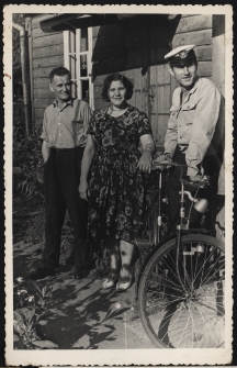 Józef Czołpiński z rodzicami, ul. Skorupska 25, Białystok, druga połowa lat 60. XX w.