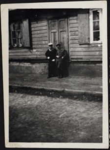 Józef Czołpiński z kolegą (Anatolem Todorczukiem), ul. Skorupska 25, Białystok, początek lat 60. XX w.