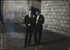 Józef Czołpiński z kolegą, plac przed Szkołą Podstawową nr 10, ul. Słonimska, Białystok, lata 60. XX w.