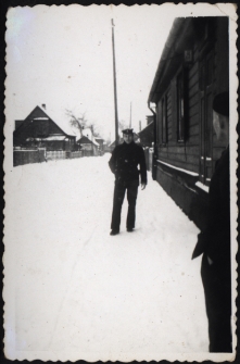 Józef Czołpiński przed zakładem szewskim swojego ojca, Białystok, 1963-64 r.