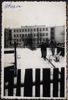 Józef Czołpiński z siostrą w ogrodzie, ul. Skorupska 25, Białystok, lata 60. XX w.