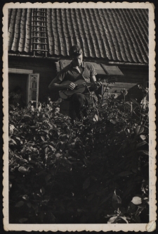 Józef Czołpiński w ogrodzie, ul. Skorupska 25, Białystok, lata 50-60 XX w.