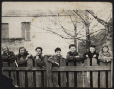 Józef Czołpiński z kolegami i koleżankami z klasy przed Szkołą Podstawową nr 10, ul. Słonimska, Białystok, 1954 r.
