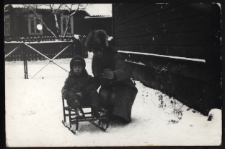 Zdjęcie matki z synem na sankach, ul. Skorupska 25, Białystok, 1970-71 r.