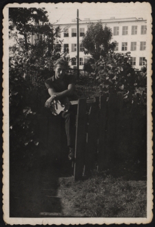 Józef Czołpiński w ogrodzie, ul. Skorupska 25, Białystok, ok. 1958 r.